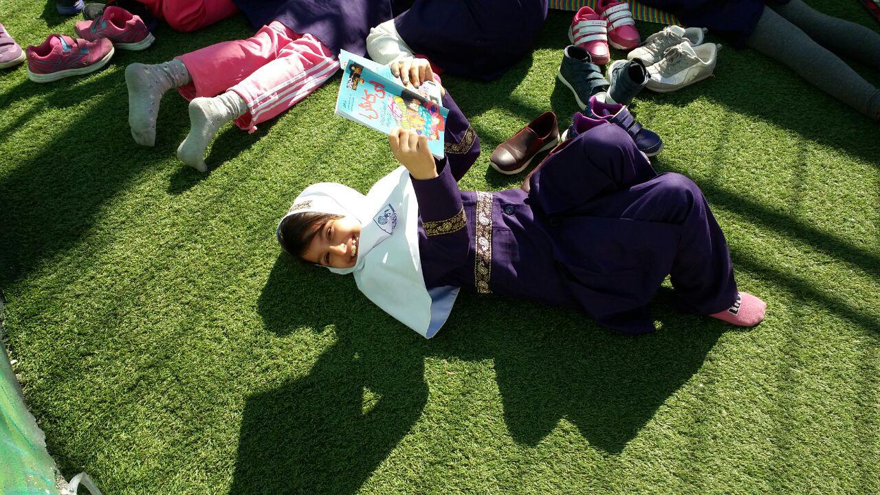 زنگ کتابخوانی در فضای سبز در کلاس سوم یاس