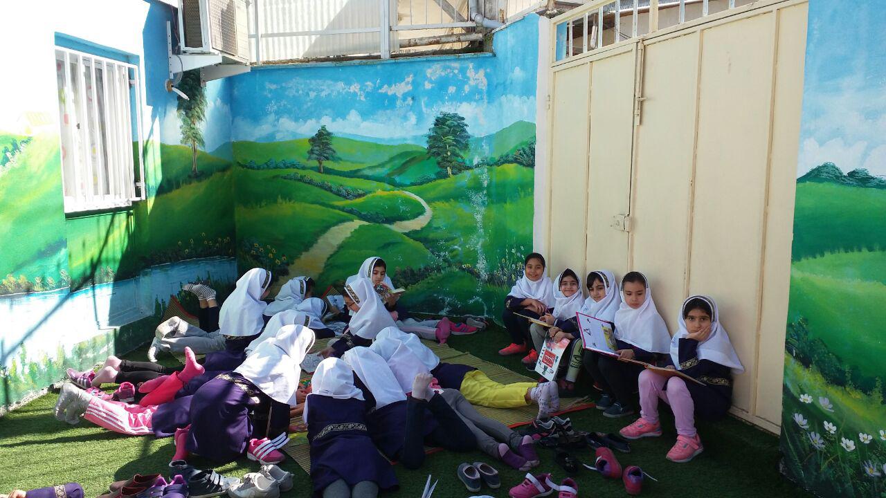 زنگ کتابخوانی در فضای سبز در کلاس سوم یاس