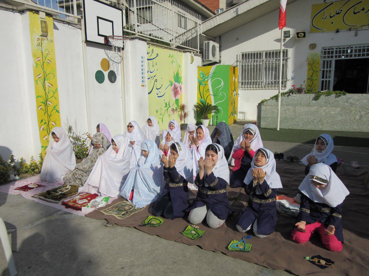 آموزش نماز به دانش آموزان پایه سوم توسط خانم صادقی