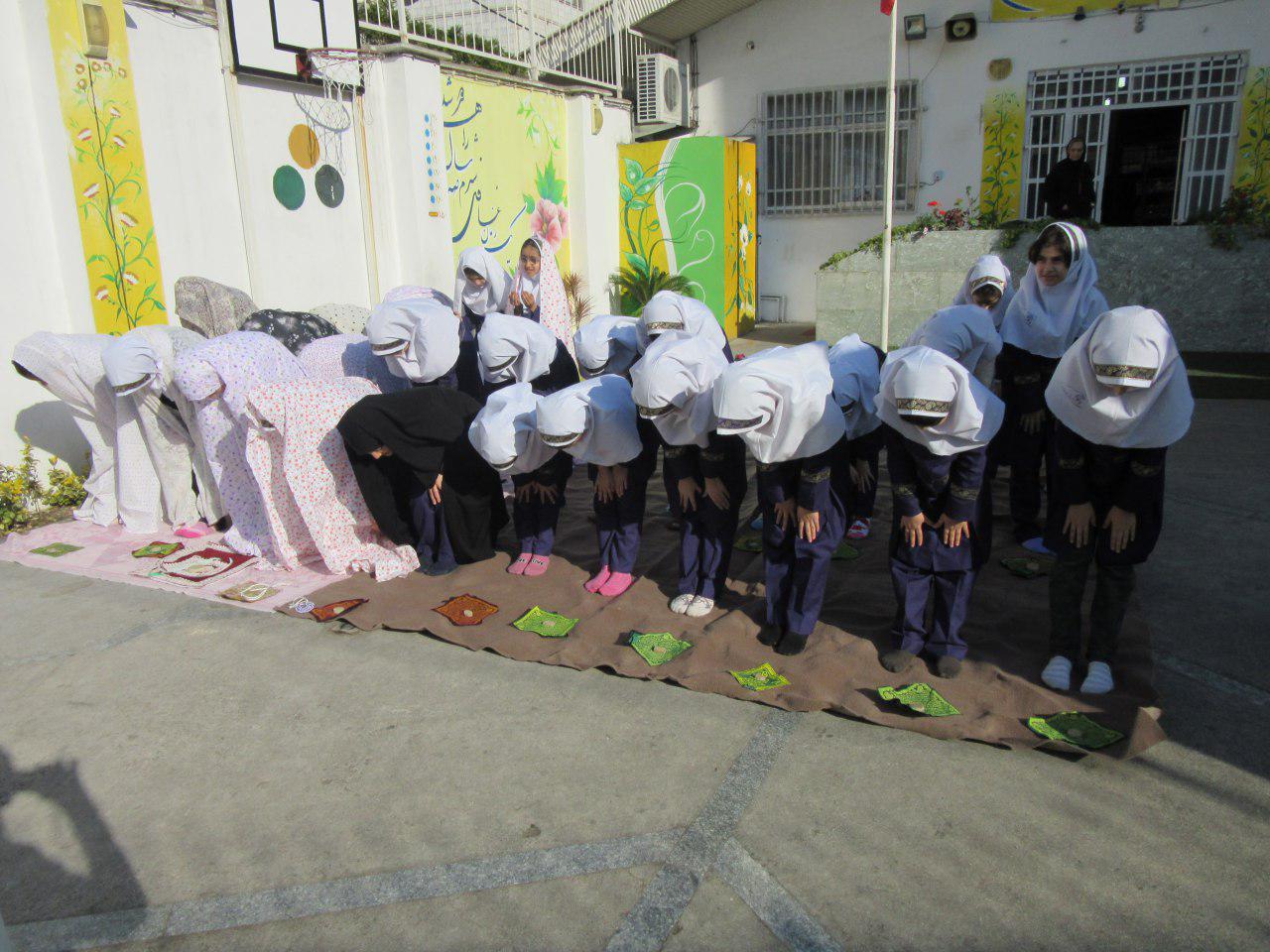آموزش نماز به دانش آموزان پایه سوم توسط خانم صادقی