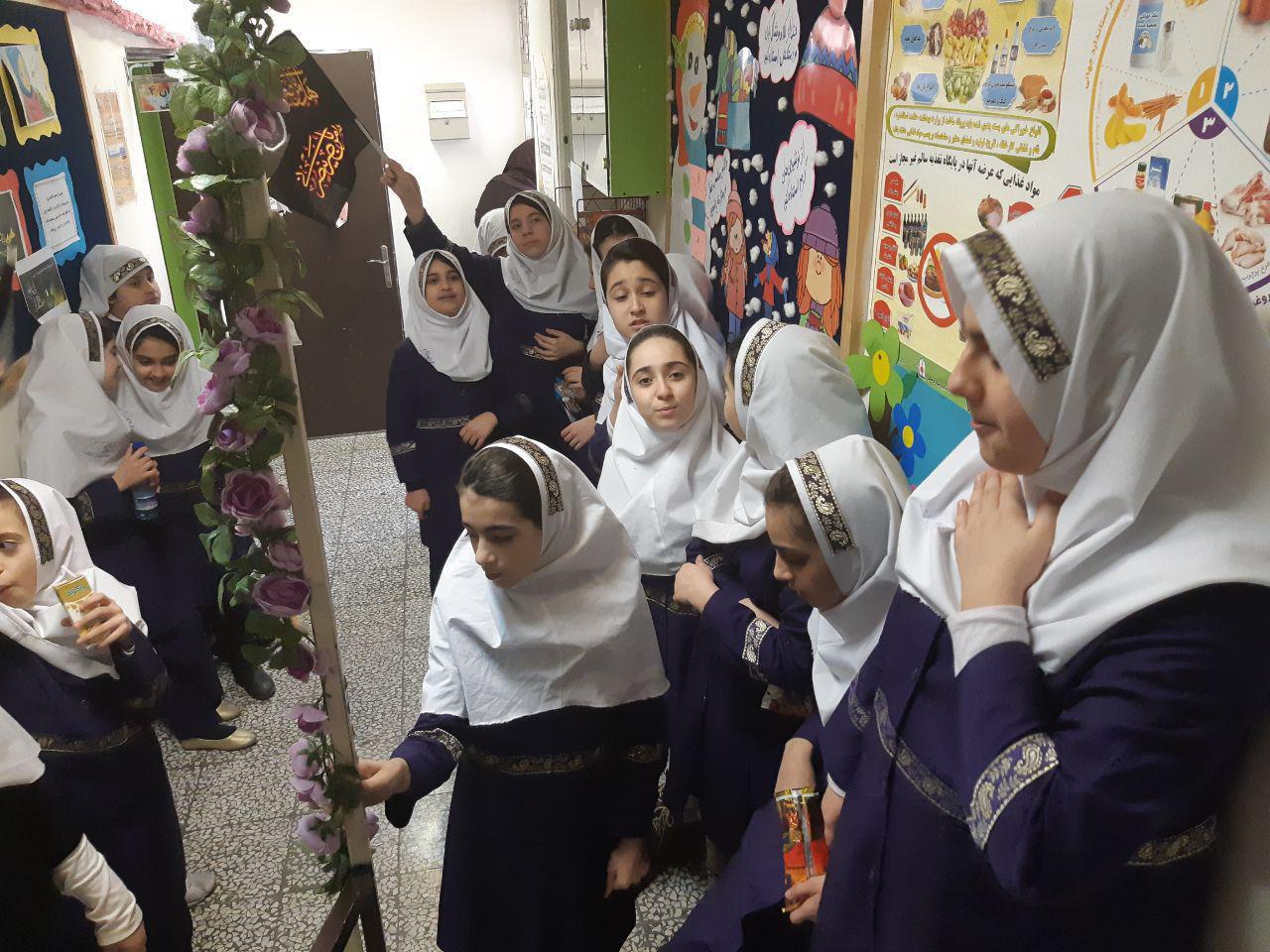 برگزاری مراسم شهادت حضرت فاطمه زهرا (س ) و پذیرایی از دانش آموزان