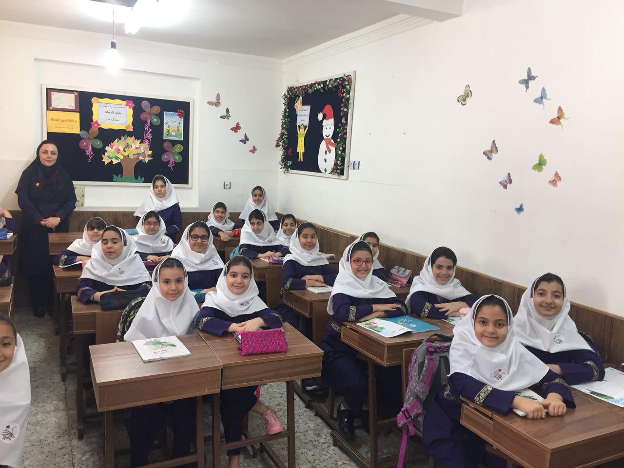 حضور دانش آموزان گل باران اندیشه در کلاس های خود در اولین روز مهر