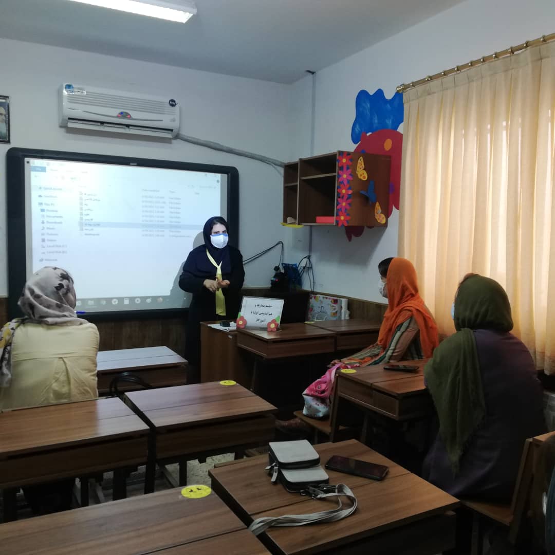 جلسه هم اندیشی خانم جمشیدی پایه چهارم