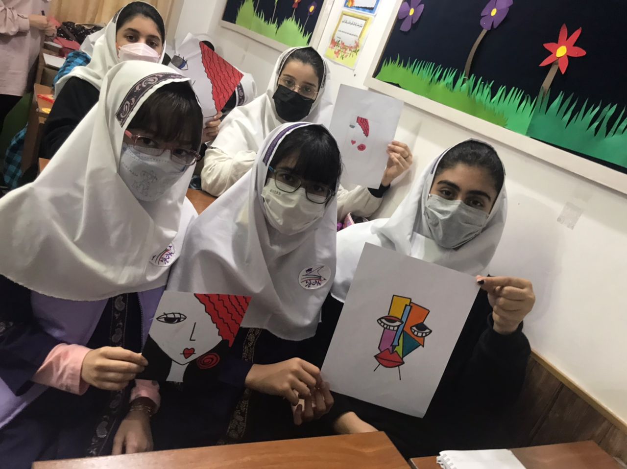 نقاشی دخترای گل بارانی در زنگ هنر