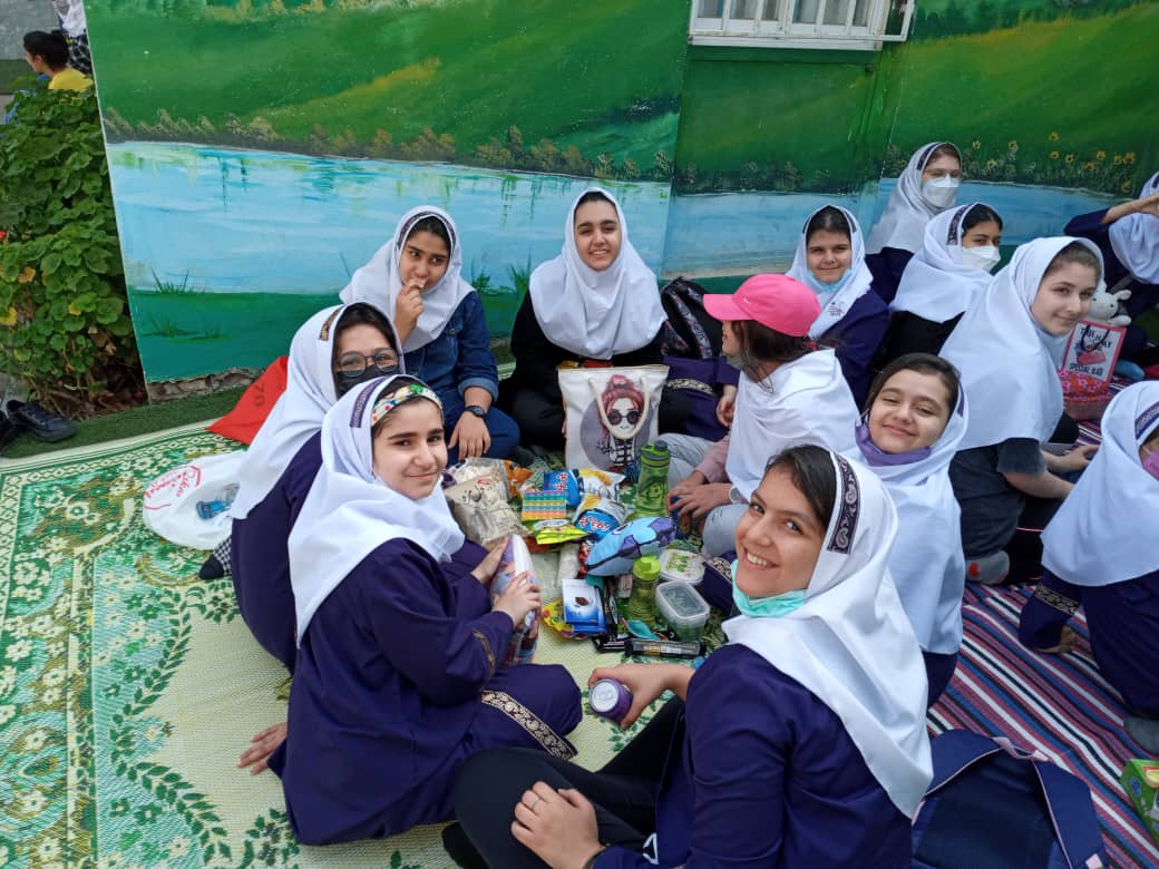اردوی در حیاط مدرسه با دانش آموزان گل بارانی