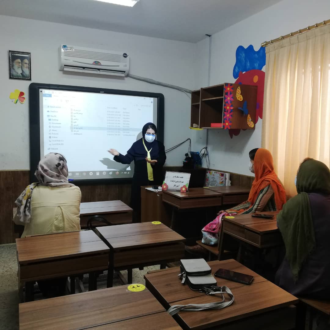 جلسه هم اندیشی خانم جمشیدی پایه چهارم