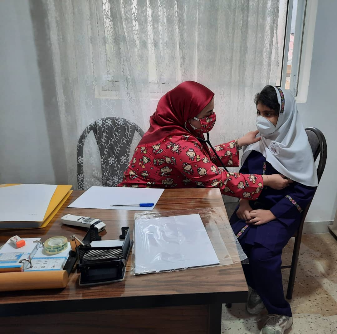 معاینه ی پزشکی دانش آموزان توسط پزشک متخصص اطفال خانم دکتر رجبی فر