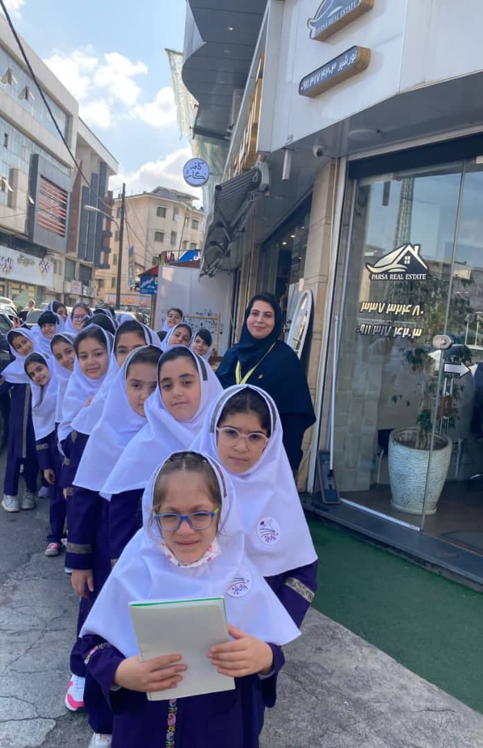 بازدید دانش آموزان پایه چهارم از محله ی مدرسه