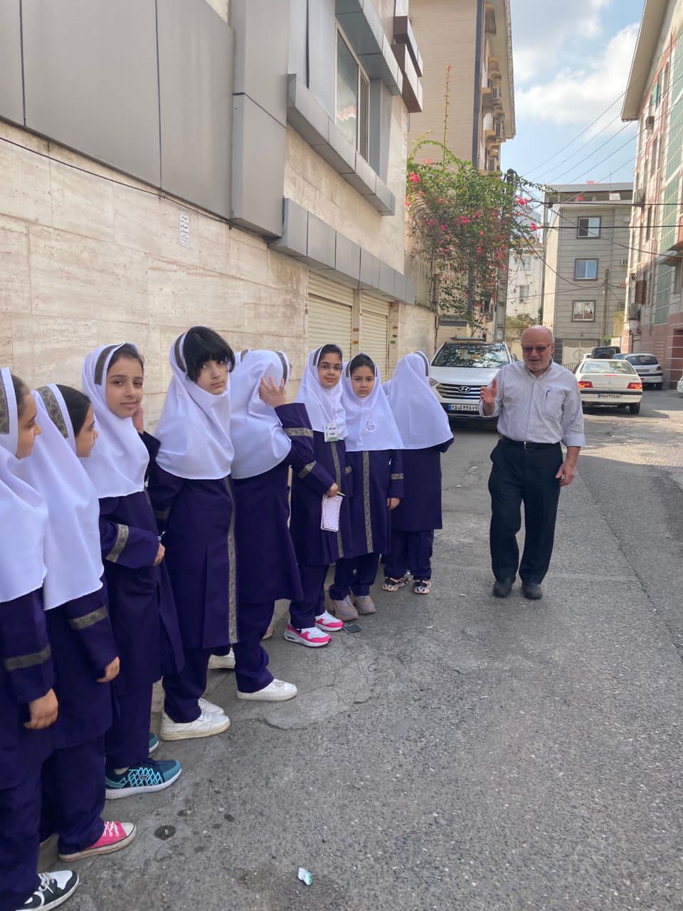 بازدید دانش آموزان پایه چهارم از محله ی مدرسه