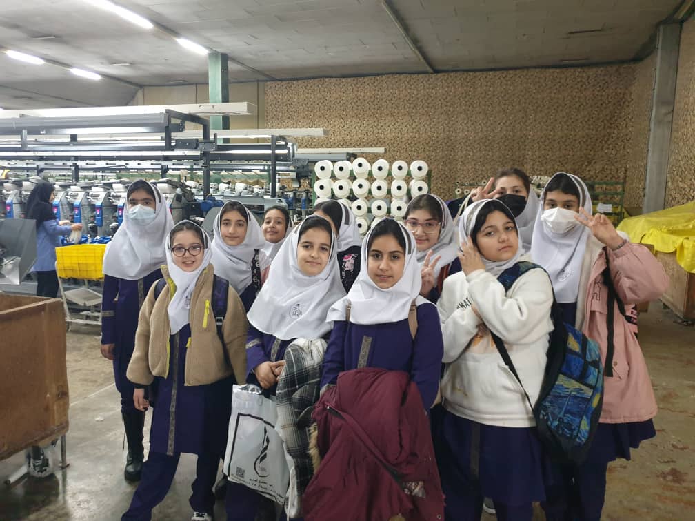 بازدید دختران گل بارانی از کارخانه ایران پوپلین