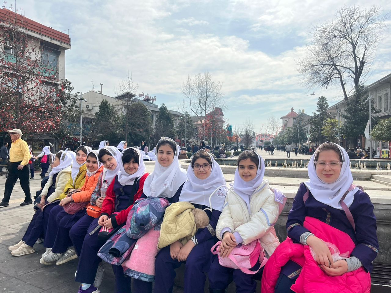 گردشی کوتاه در شهرداری با دختران گلمان و همراهی مدیریت محترم سرکار خانم نظری راد و همکاران عزیز بارانی