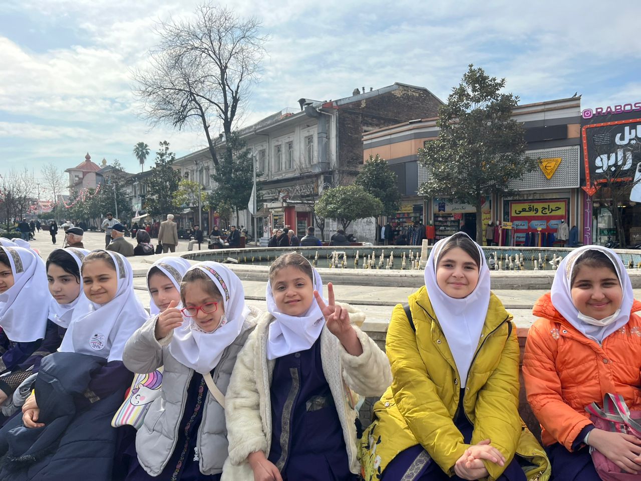گردشی کوتاه در شهرداری با دختران گلمان و همراهی مدیریت محترم سرکار خانم نظری راد و همکاران عزیز بارانی