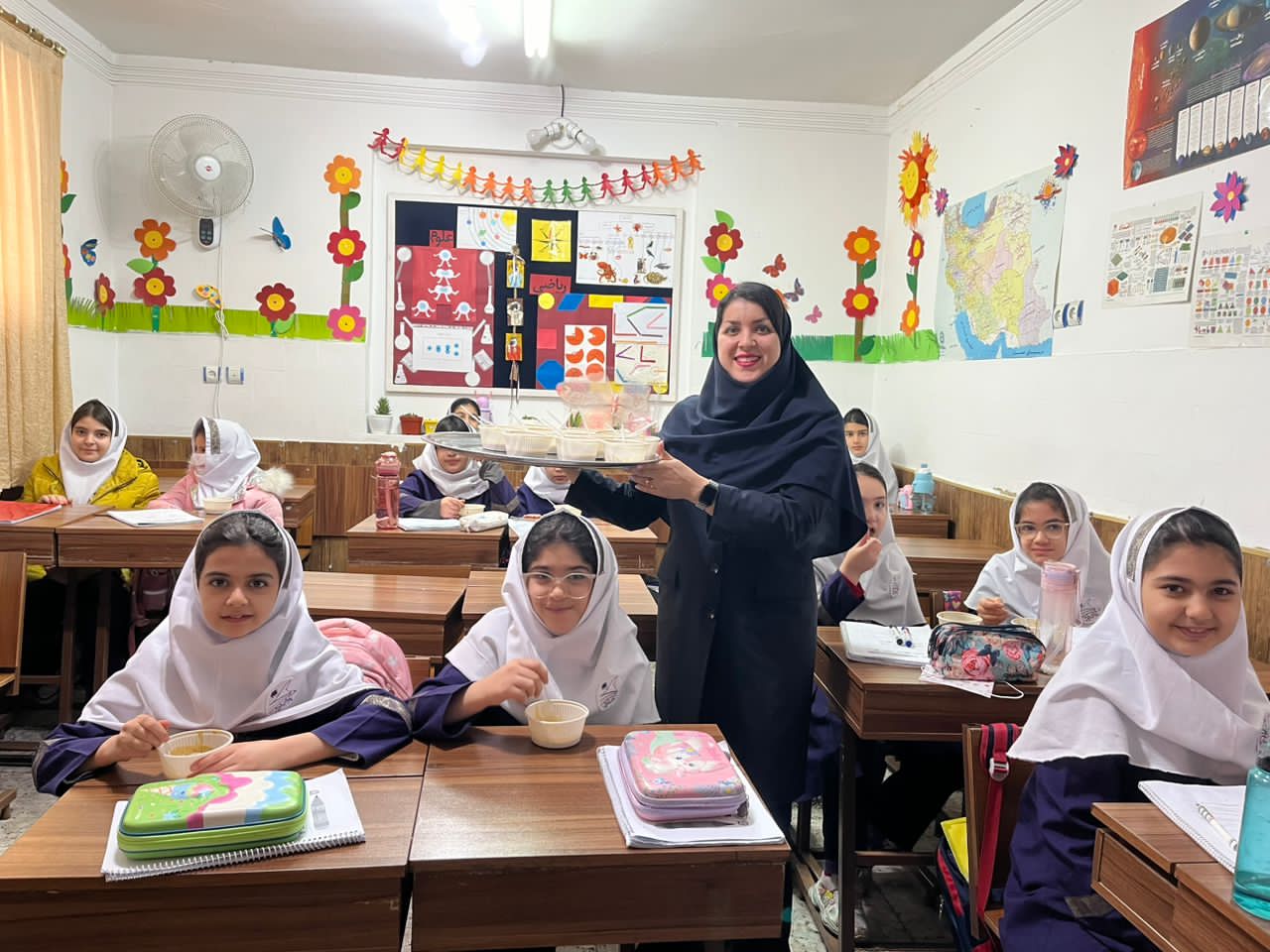 پذیرایی مدیریت محترم خانم نظری راد از دانش آموزان عزیز