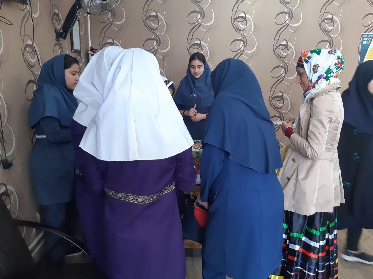 بازدید دختران عزیز  پایه ششم از دستاوردهای هنری دانش آموزان