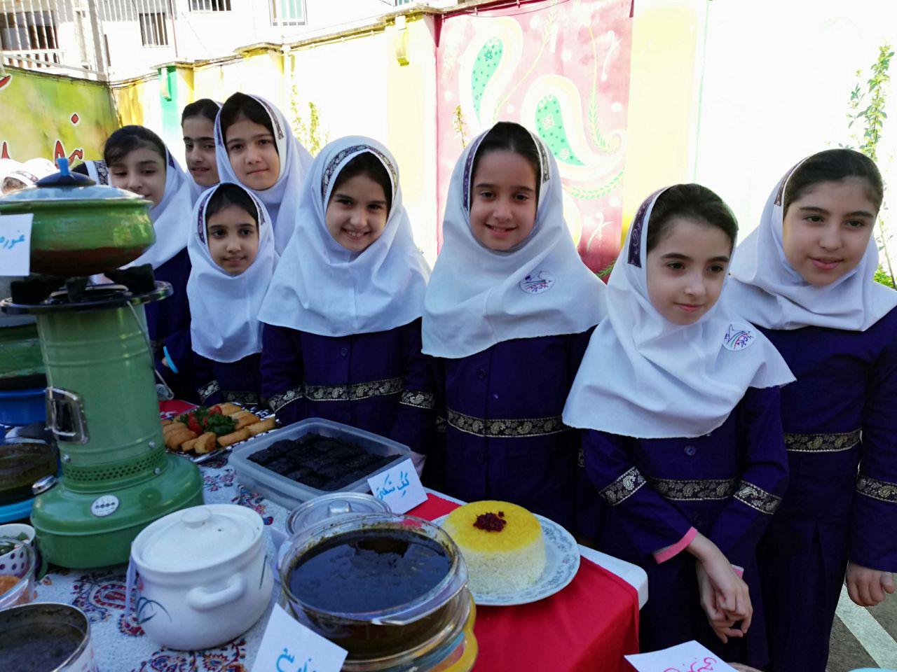 برگزاری جشنواره غذاهای محلی گیلان در دبستان باران اندیشه