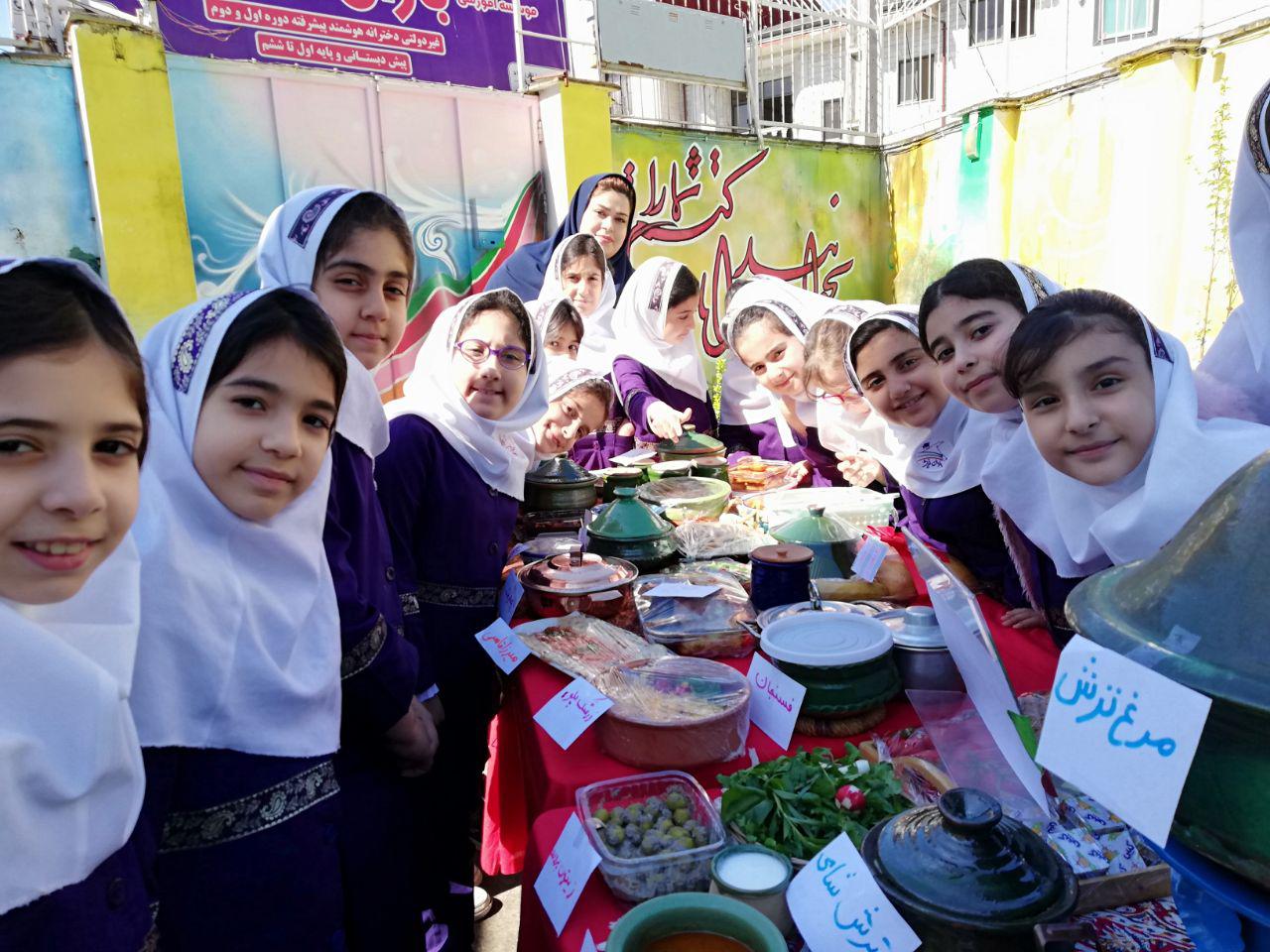 برگزاری جشنواره غذاهای محلی گیلان در دبستان باران اندیشه