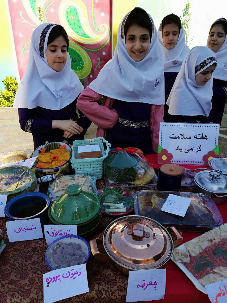 برگزاری جشنواره غذاهای محلی گیلان در دبستان باران اندیشه