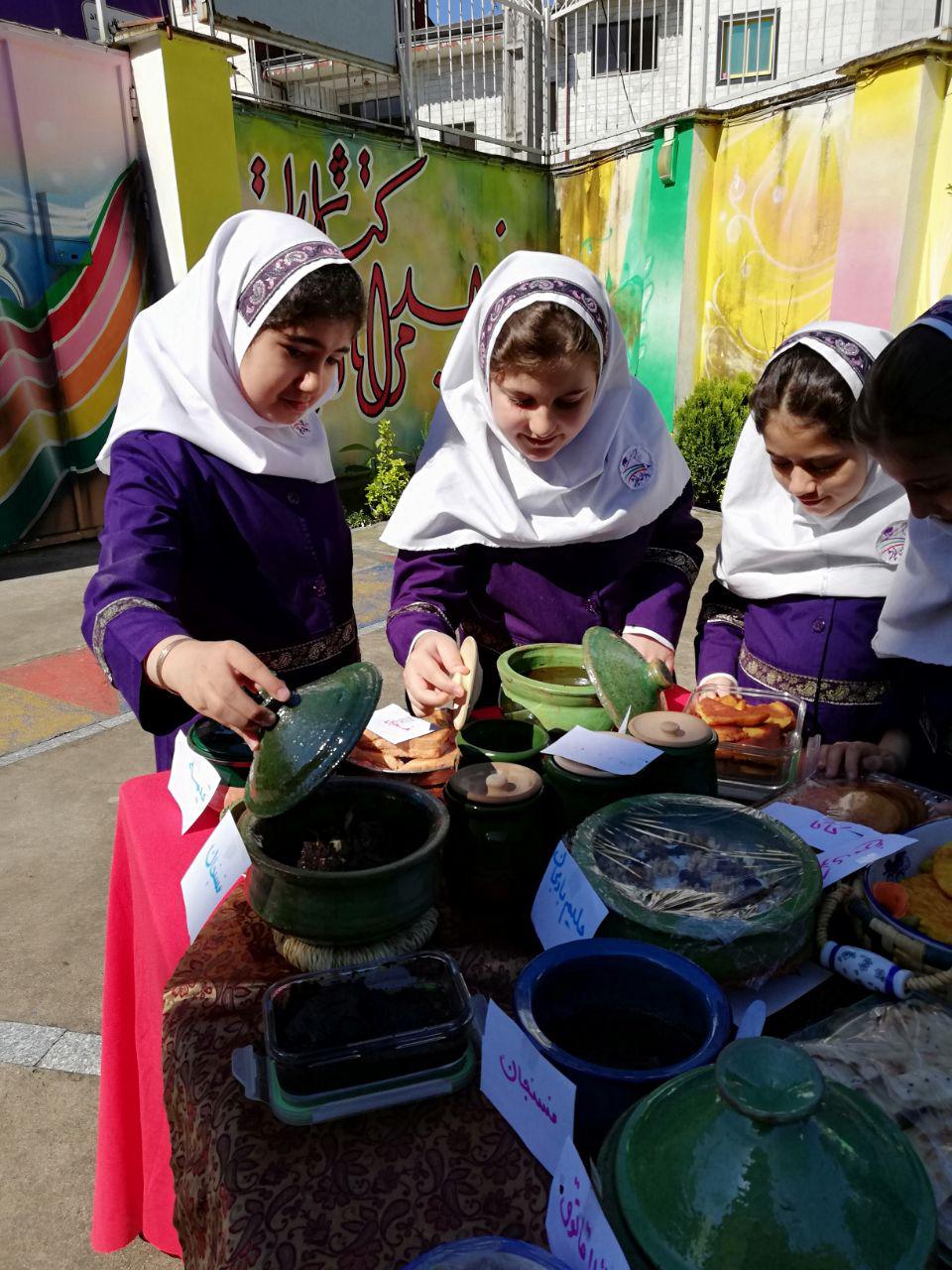 برگزاری جشنواره غذاهای محلی گیلان در دبستان باران اندیشه