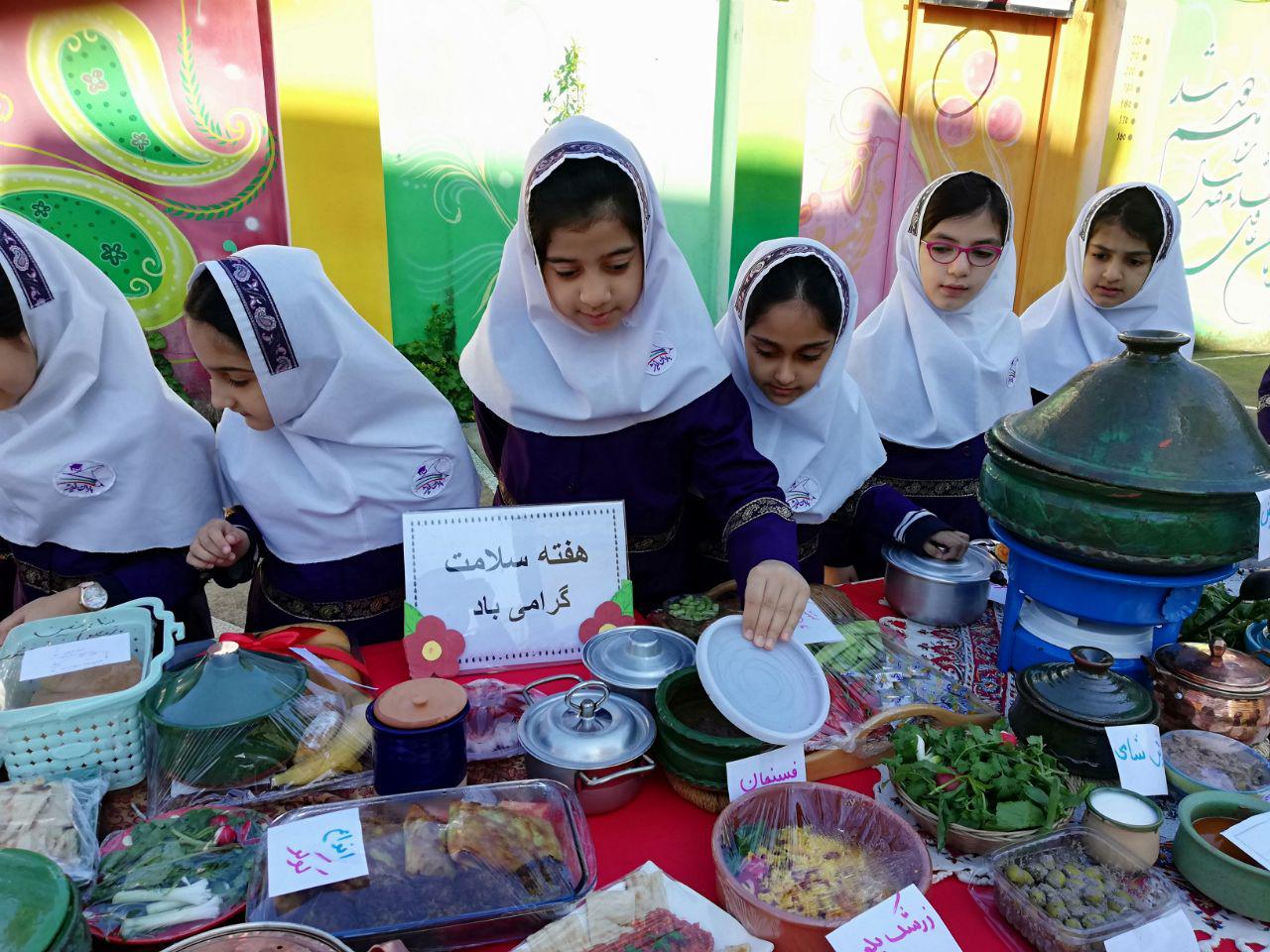 برگزاری جشنواره غذاهای محلی گیلان در دبستان باران اندیشه