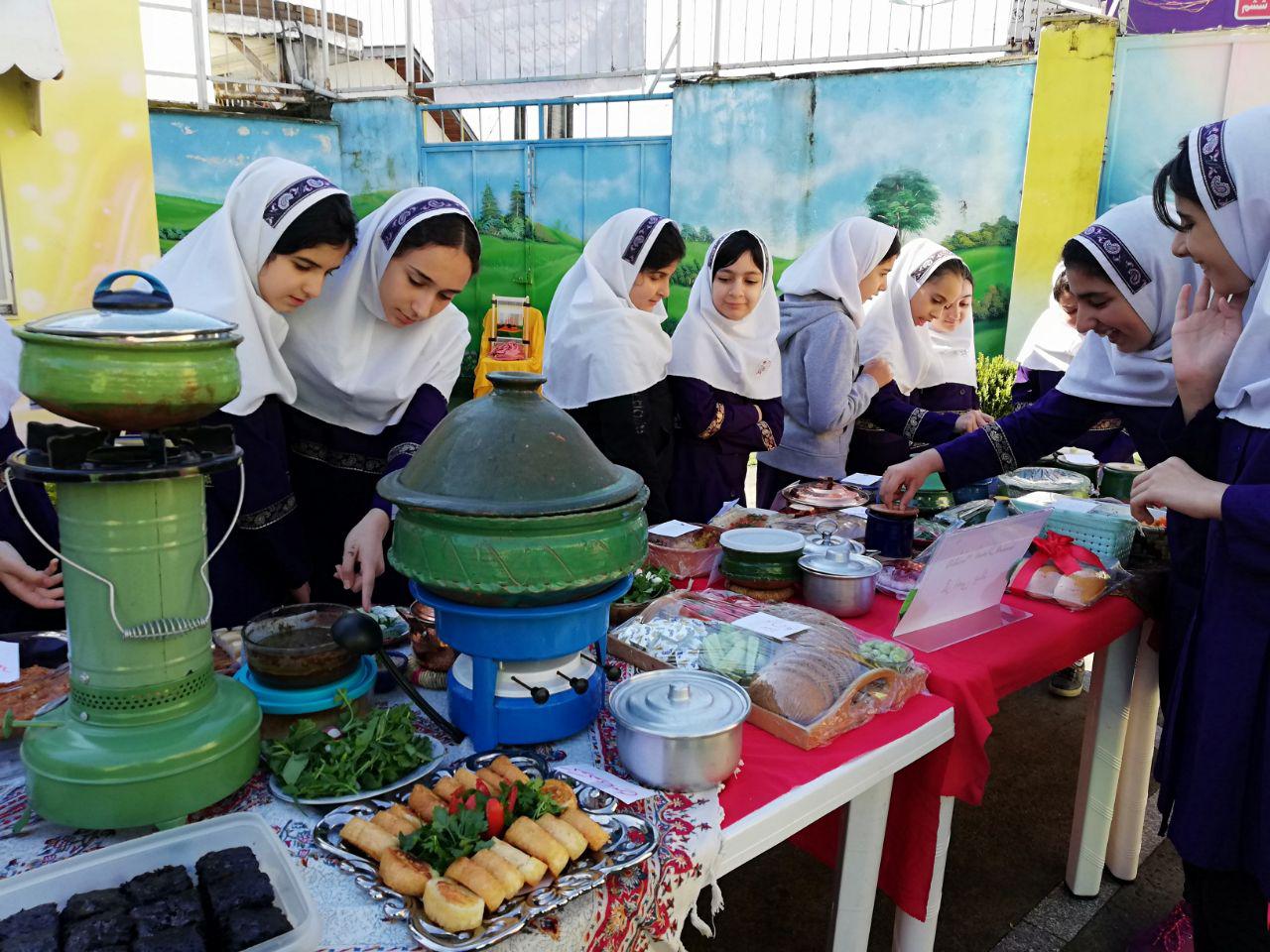 برگزاری جشنواره غذاهای محلی گیلان در دبستان باران اندیشه