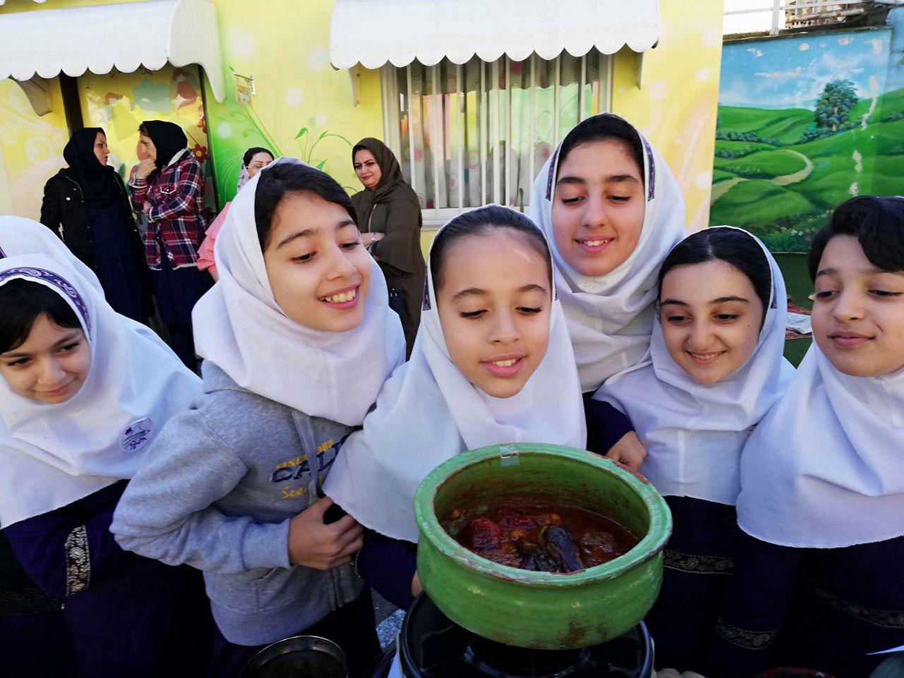 برگزاری جشنواره غذاهای محلی گیلان در دبستان باران اندیشه