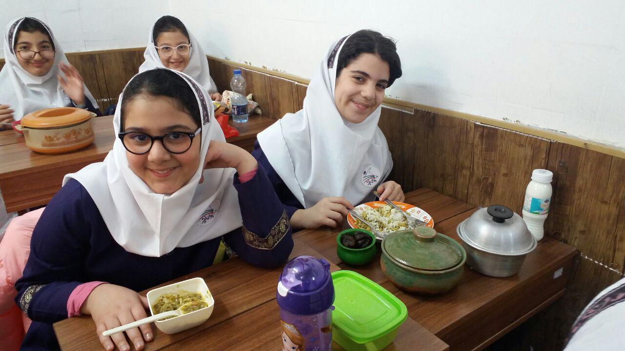 برگزاری جشنواره غذاهای محلی گیلان در دبستان باران اندیشه