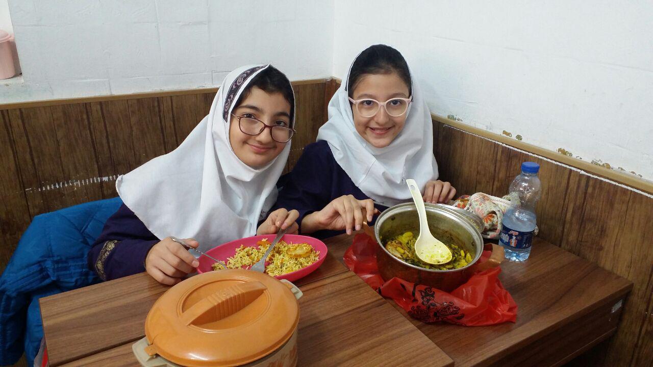 برگزاری جشنواره غذاهای محلی گیلان در دبستان باران اندیشه