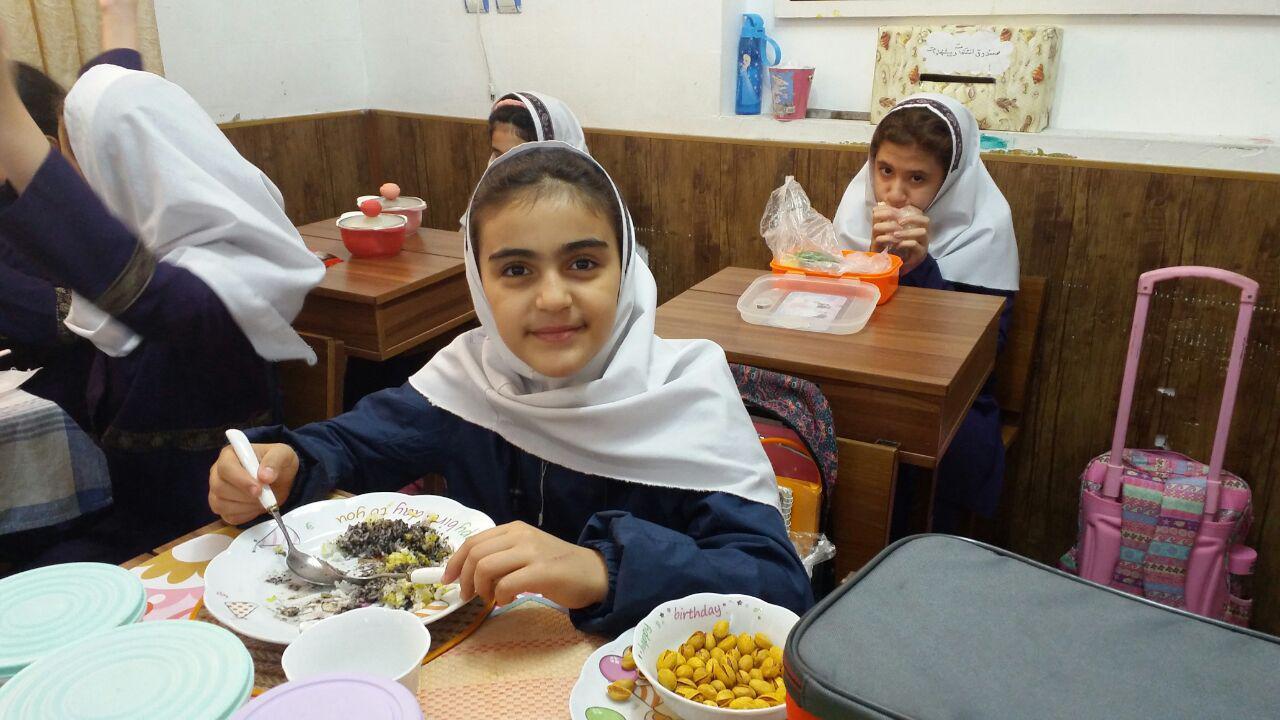 برگزاری جشنواره غذاهای محلی گیلان در دبستان باران اندیشه