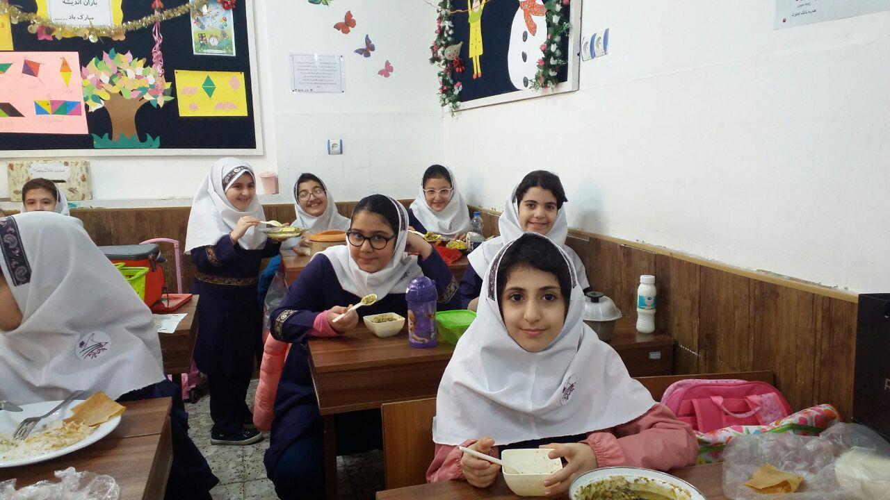 برگزاری جشنواره غذاهای محلی گیلان در دبستان باران اندیشه