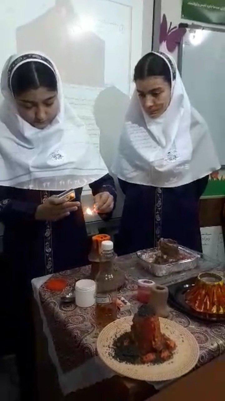 ساخت و فوران آتشفشان با انجام آزمایش جوش شیرین و سرکه و آمونیوم دی کرومات در کلاس ششم