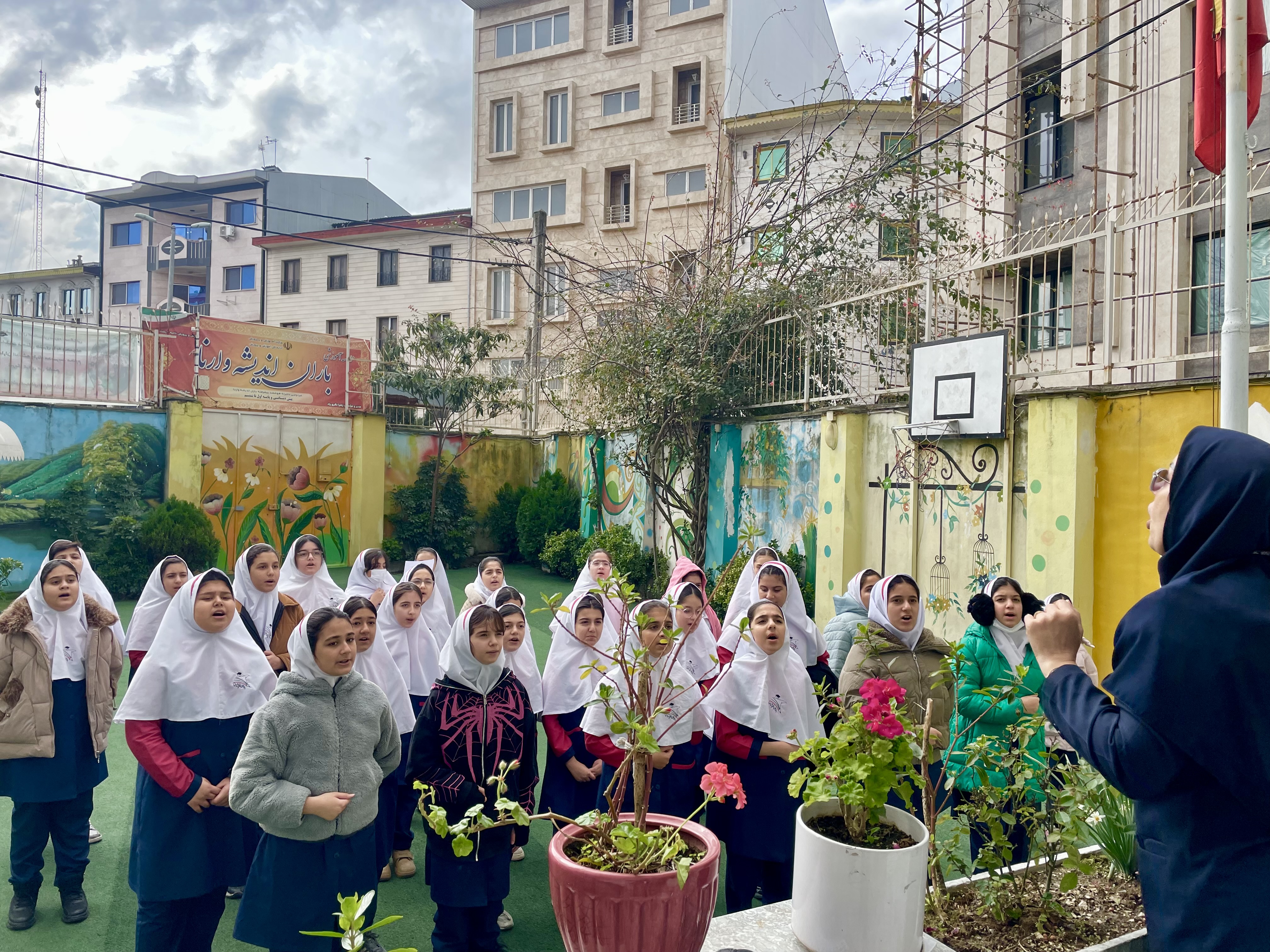 تمرین سرود دختران گل پایه پنجم (ب)